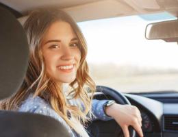 Prowadzenie samochodu przy niedosłuchu – jak sprawić, aby było bezpieczne? 
